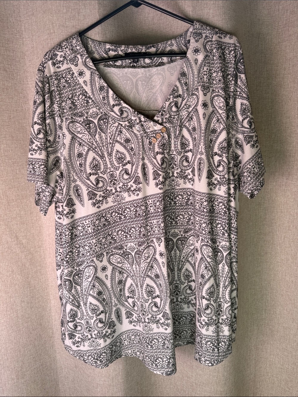 Women's Black & White Paisley Short-Sleeve Top